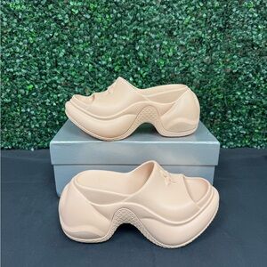 SMFK Compass Wave High-Heel Bumper Sandal - W8.5